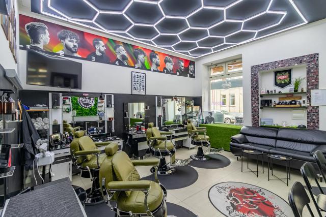 Zelená barber křesla a zrcadla v 7 Barber na Houškově v Plzni