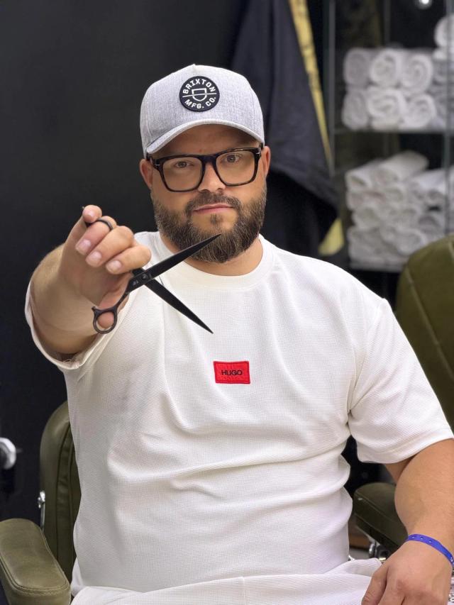 Jarda, majitel a master barber 7 Barber, s kadeřnickými nůžkami