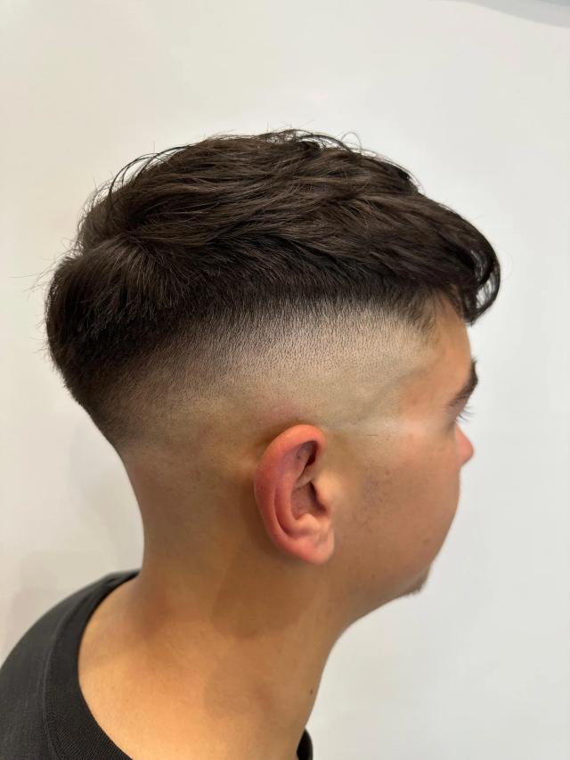 Krátký pánský střih s plynulým přechodem po stranách v 7 Barber