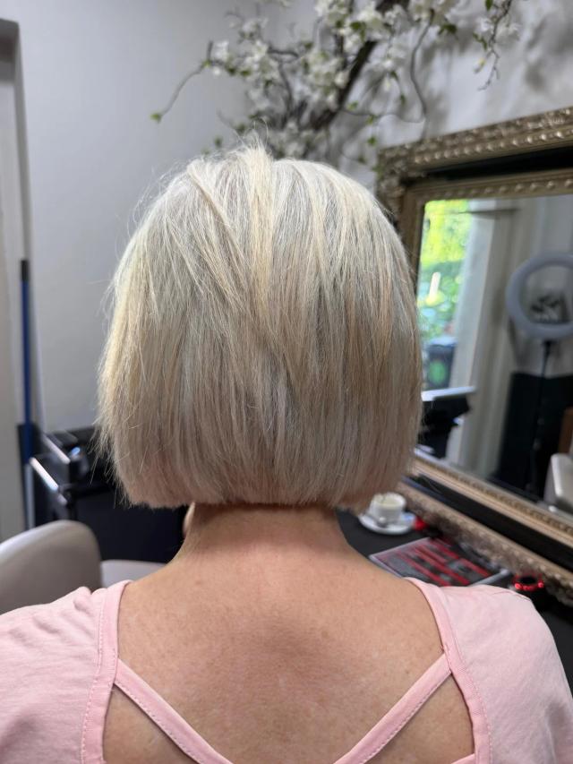 Světlý rovný bob po ramena v dámském salonu 7 Barber